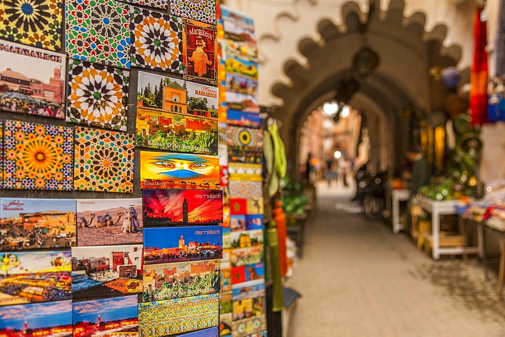 Lembranças coloridas à venda no Mercado de Rahba Qedima, Marrakesh (Marrakech), Marrocos, Norte da África, África